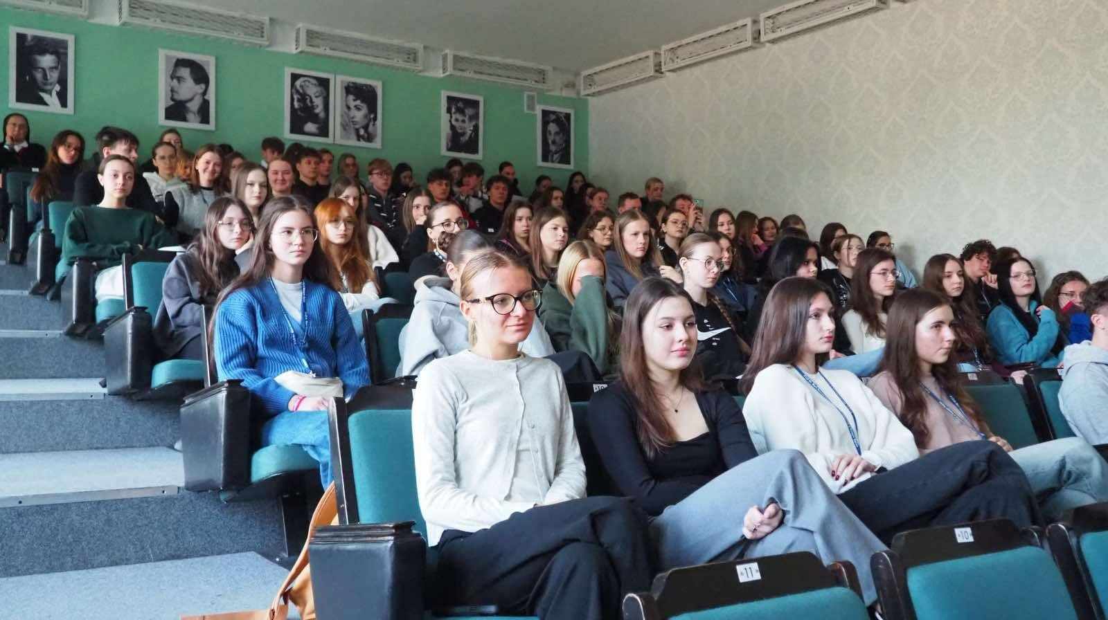 Zdjęcie Dzień języka ojczystego (7)26e85c48-be73-43f9-8fbd-492e91c53693.jpg w galerii Międzynarodowy Dzień Języka Ojczystego w II LO